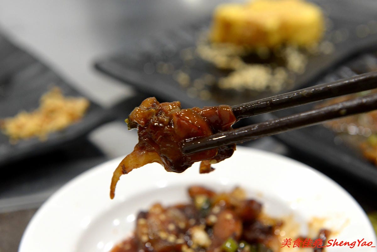 [台中沙鹿]客來見炊燒 – 沙鹿新開幕的鐵板燒,食材講究,主廚功力也很了得,多變化的調味讓人驚豔連連,炙燒起司雞腿排、菲力牛排和櫻之大生蠔都是推薦必點,2/7-2/9開幕期間打卡就送雞腿排或豬