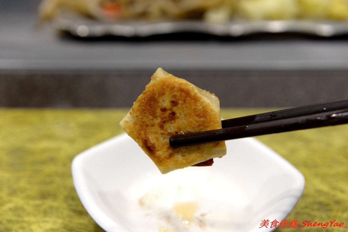 [台中沙鹿]客來見炊燒 – 沙鹿新開幕的鐵板燒,食材講究,主廚功力也很了得,多變化的調味讓人驚豔連連,炙燒起司雞腿排、菲力牛排和櫻之大生蠔都是推薦必點,2/7-2/9開幕期間打卡就送雞腿排或豬