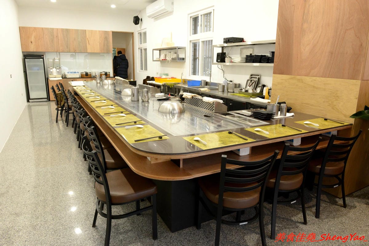 [台中沙鹿]客來見炊燒 – 沙鹿新開幕的鐵板燒,食材講究,主廚功力也很了得,多變化的調味讓人驚豔連連,炙燒起司雞腿排、菲力牛排和櫻之大生蠔都是推薦必點,2/7-2/9開幕期間打卡就送雞腿排或豬