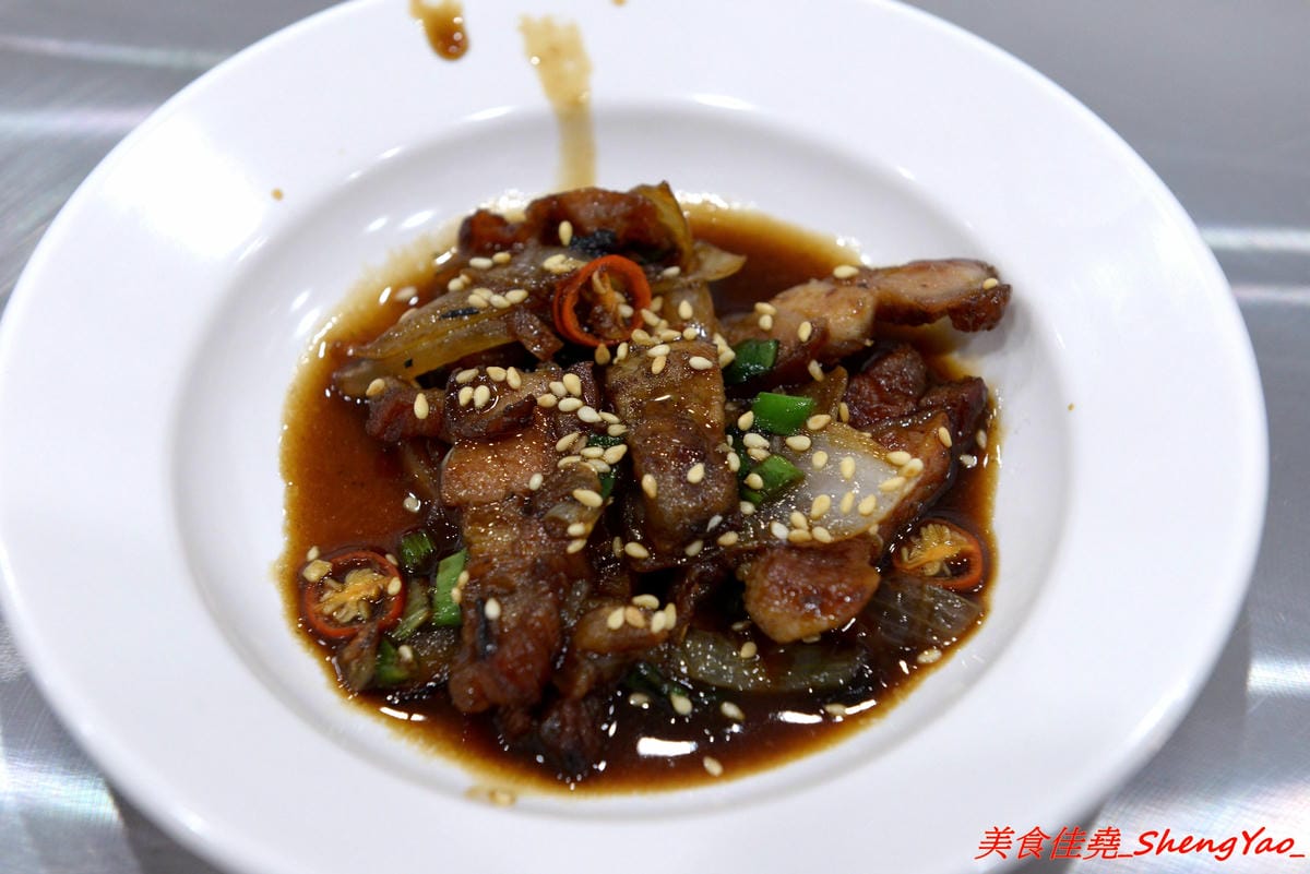 [台中沙鹿]客來見炊燒 – 沙鹿新開幕的鐵板燒,食材講究,主廚功力也很了得,多變化的調味讓人驚豔連連,炙燒起司雞腿排、菲力牛排和櫻之大生蠔都是推薦必點,2/7-2/9開幕期間打卡就送雞腿排或豬
