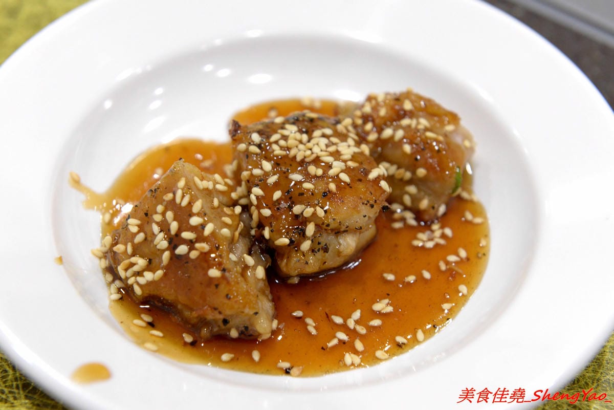 [台中沙鹿]客來見炊燒 – 沙鹿新開幕的鐵板燒,食材講究,主廚功力也很了得,多變化的調味讓人驚豔連連,炙燒起司雞腿排、菲力牛排和櫻之大生蠔都是推薦必點,2/7-2/9開幕期間打卡就送雞腿排或豬