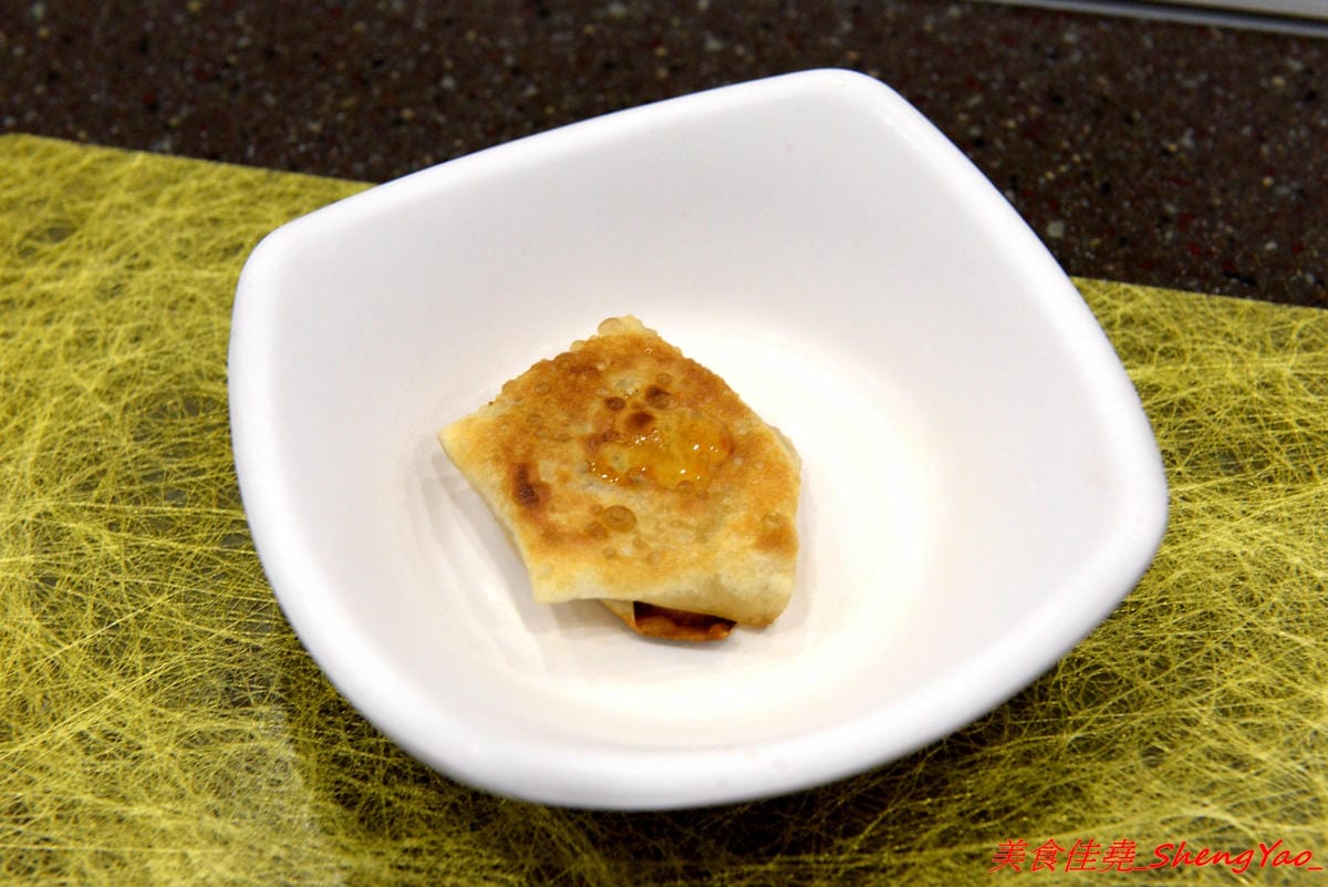 [台中沙鹿]客來見炊燒 – 沙鹿新開幕的鐵板燒,食材講究,主廚功力也很了得,多變化的調味讓人驚豔連連,炙燒起司雞腿排、菲力牛排和櫻之大生蠔都是推薦必點,2/7-2/9開幕期間打卡就送雞腿排或豬