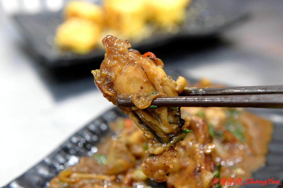 [台中沙鹿]客來見炊燒 – 沙鹿新開幕的鐵板燒,食材講究,主廚功力也很了得,多變化的調味讓人驚豔連連,炙燒起司雞腿排、菲力牛排和櫻之大生蠔都是推薦必點,2/7-2/9開幕期間打卡就送雞腿排或豬