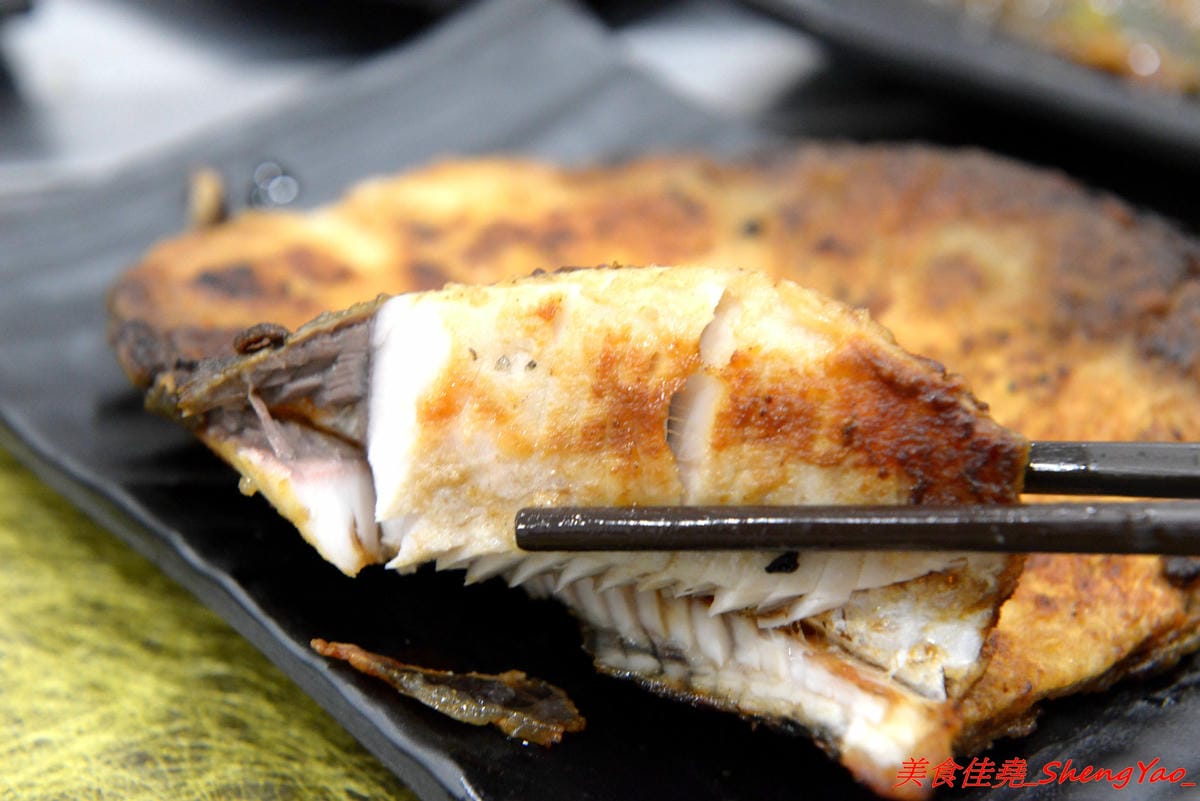 [台中沙鹿]客來見炊燒 – 沙鹿新開幕的鐵板燒,食材講究,主廚功力也很了得,多變化的調味讓人驚豔連連,炙燒起司雞腿排、菲力牛排和櫻之大生蠔都是推薦必點,2/7-2/9開幕期間打卡就送雞腿排或豬