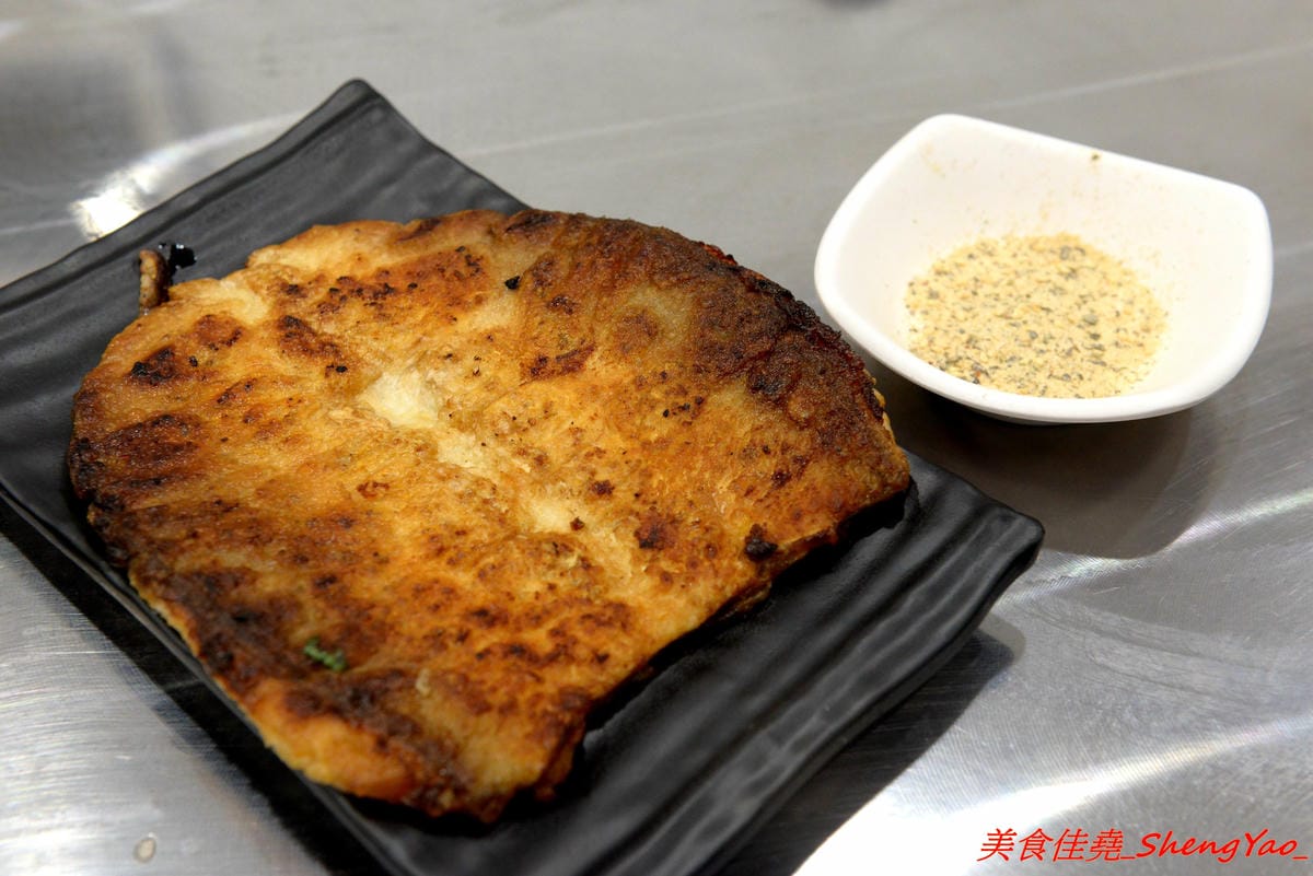 [台中沙鹿]客來見炊燒 – 沙鹿新開幕的鐵板燒,食材講究,主廚功力也很了得,多變化的調味讓人驚豔連連,炙燒起司雞腿排、菲力牛排和櫻之大生蠔都是推薦必點,2/7-2/9開幕期間打卡就送雞腿排或豬