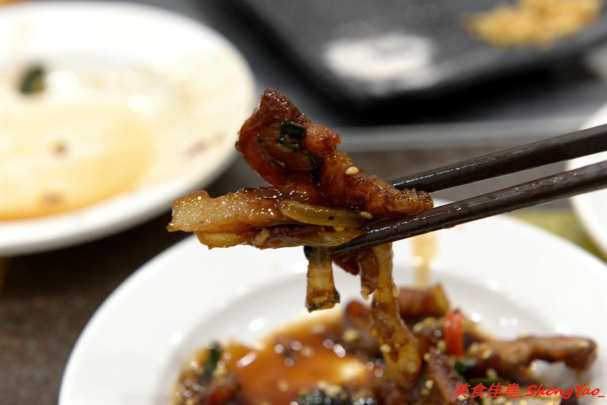 [台中沙鹿]客來見炊燒 – 沙鹿新開幕的鐵板燒,食材講究,主廚功力也很了得,多變化的調味讓人驚豔連連,炙燒起司雞腿排、菲力牛排和櫻之大生蠔都是推薦必點,2/7-2/9開幕期間打卡就送雞腿排或豬