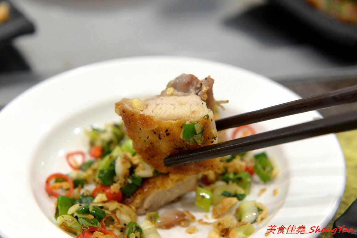 [台中沙鹿]客來見炊燒 – 沙鹿新開幕的鐵板燒,食材講究,主廚功力也很了得,多變化的調味讓人驚豔連連,炙燒起司雞腿排、菲力牛排和櫻之大生蠔都是推薦必點,2/7-2/9開幕期間打卡就送雞腿排或豬