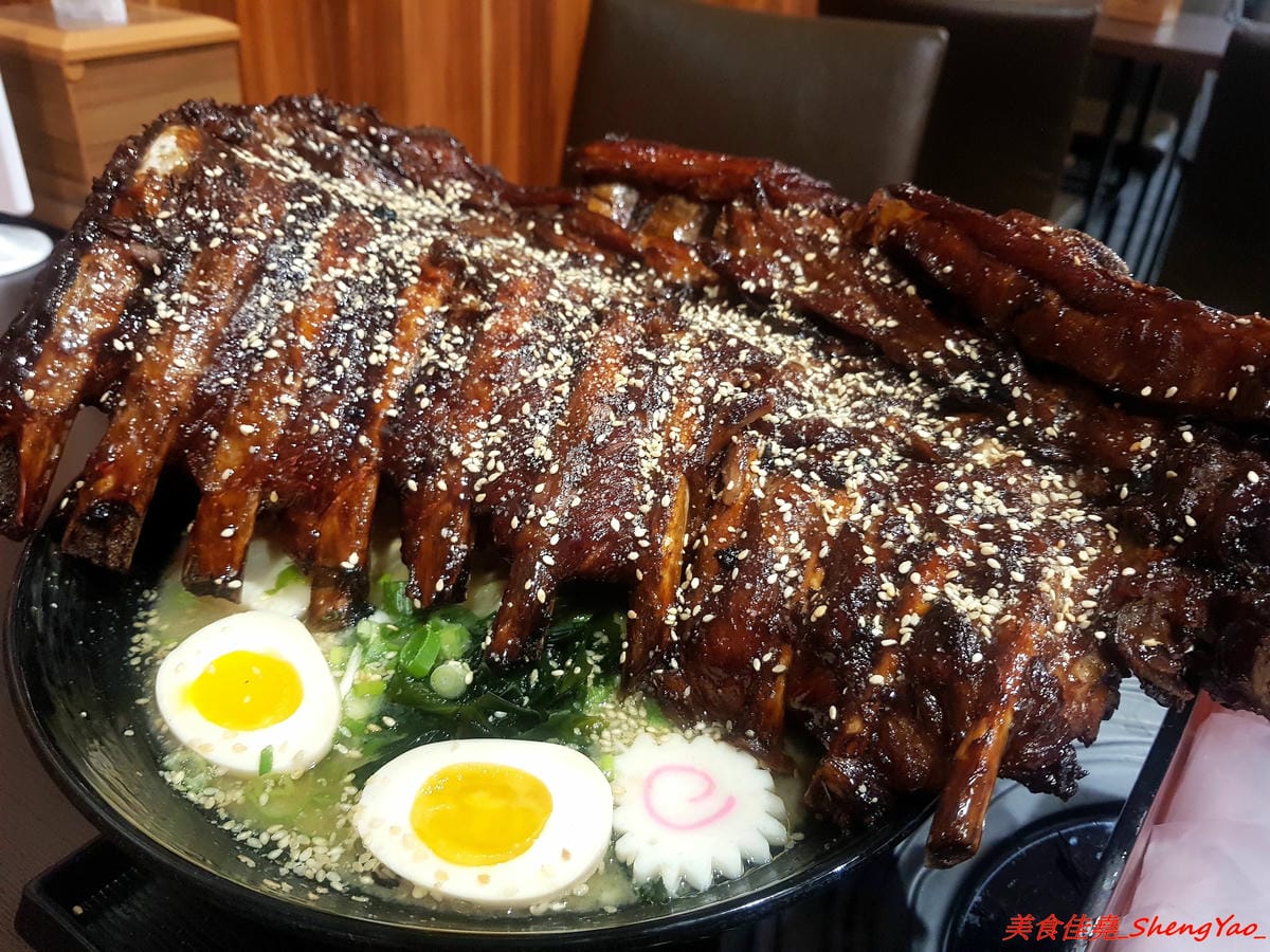 [台中沙鹿]ㄨ麻尹 台中沙鹿店 二訪 – 超嚇人的魔爪肋排系列登場 !! 巨無霸的SIZE,長度足足有手前臂那樣長,蜜汁風味調味還不錯,感覺還蠻適合下酒的。(店家邀約)