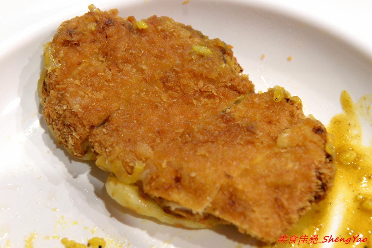 [台中沙鹿]ㄨ麻尹 台中沙鹿店 二訪 – 超嚇人的魔爪肋排系列登場 !! 巨無霸的SIZE,長度足足有手前臂那樣長,蜜汁風味調味還不錯,感覺還蠻適合下酒的。(店家邀約)