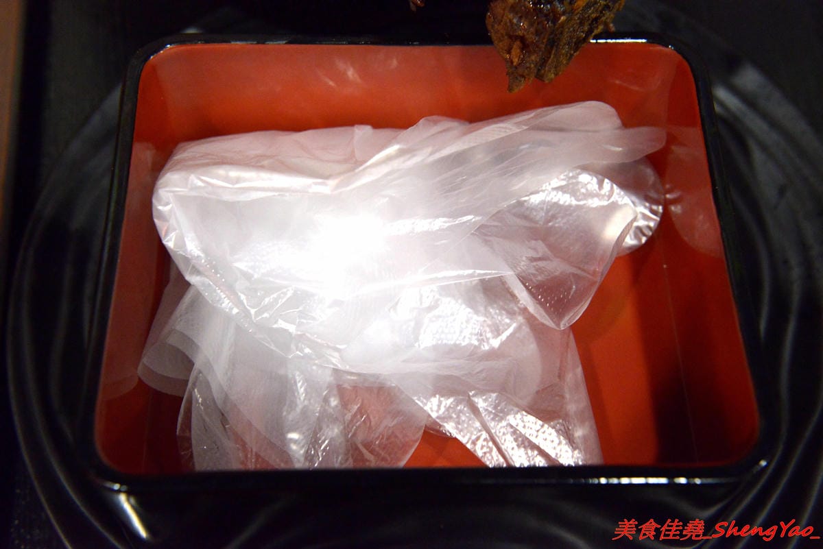 [台中沙鹿]ㄨ麻尹 台中沙鹿店 二訪 – 超嚇人的魔爪肋排系列登場 !! 巨無霸的SIZE,長度足足有手前臂那樣長,蜜汁風味調味還不錯,感覺還蠻適合下酒的。(店家邀約)