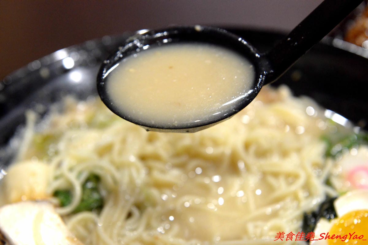 [台中沙鹿]ㄨ麻尹 台中沙鹿店 二訪 – 超嚇人的魔爪肋排系列登場 !! 巨無霸的SIZE,長度足足有手前臂那樣長,蜜汁風味調味還不錯,感覺還蠻適合下酒的。(店家邀約)