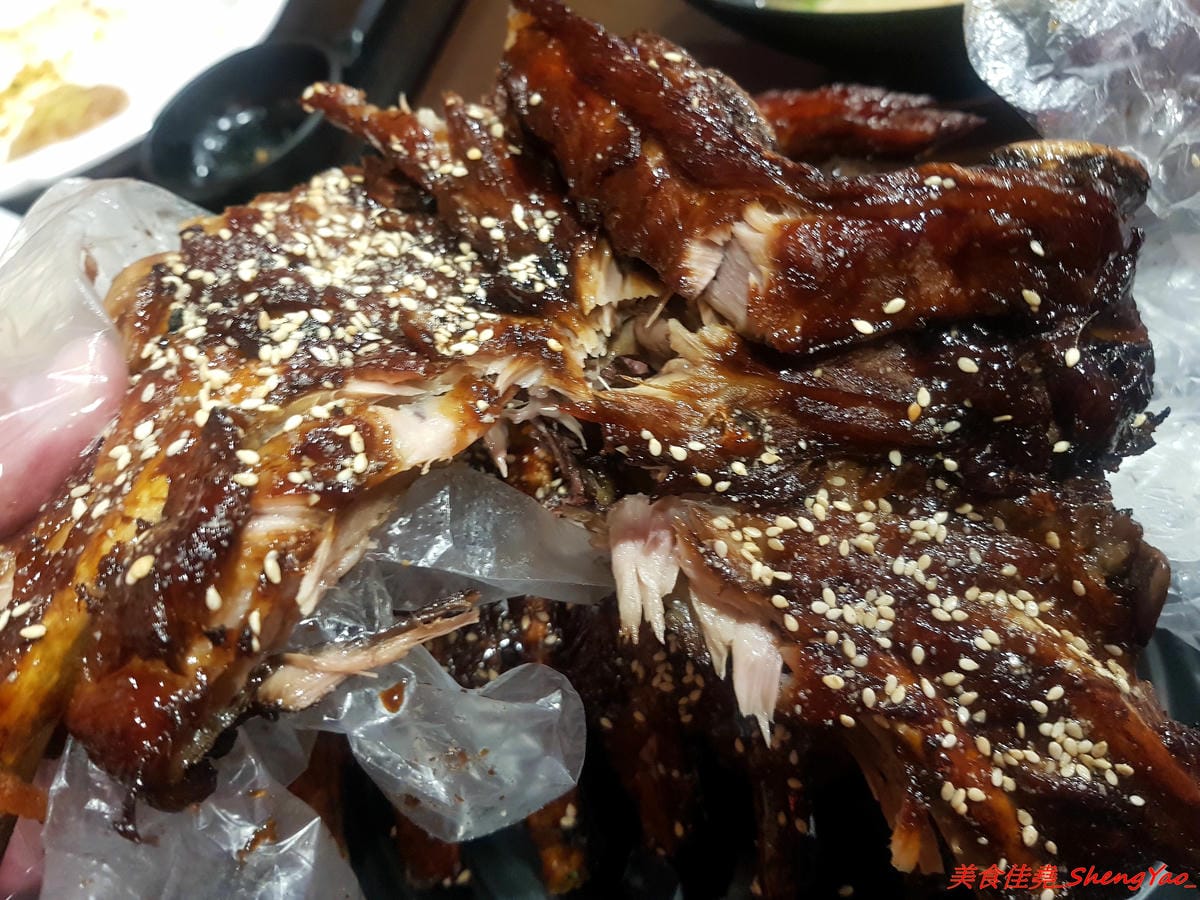 [台中沙鹿]ㄨ麻尹 台中沙鹿店 二訪 – 超嚇人的魔爪肋排系列登場 !! 巨無霸的SIZE,長度足足有手前臂那樣長,蜜汁風味調味還不錯,感覺還蠻適合下酒的。(店家邀約)