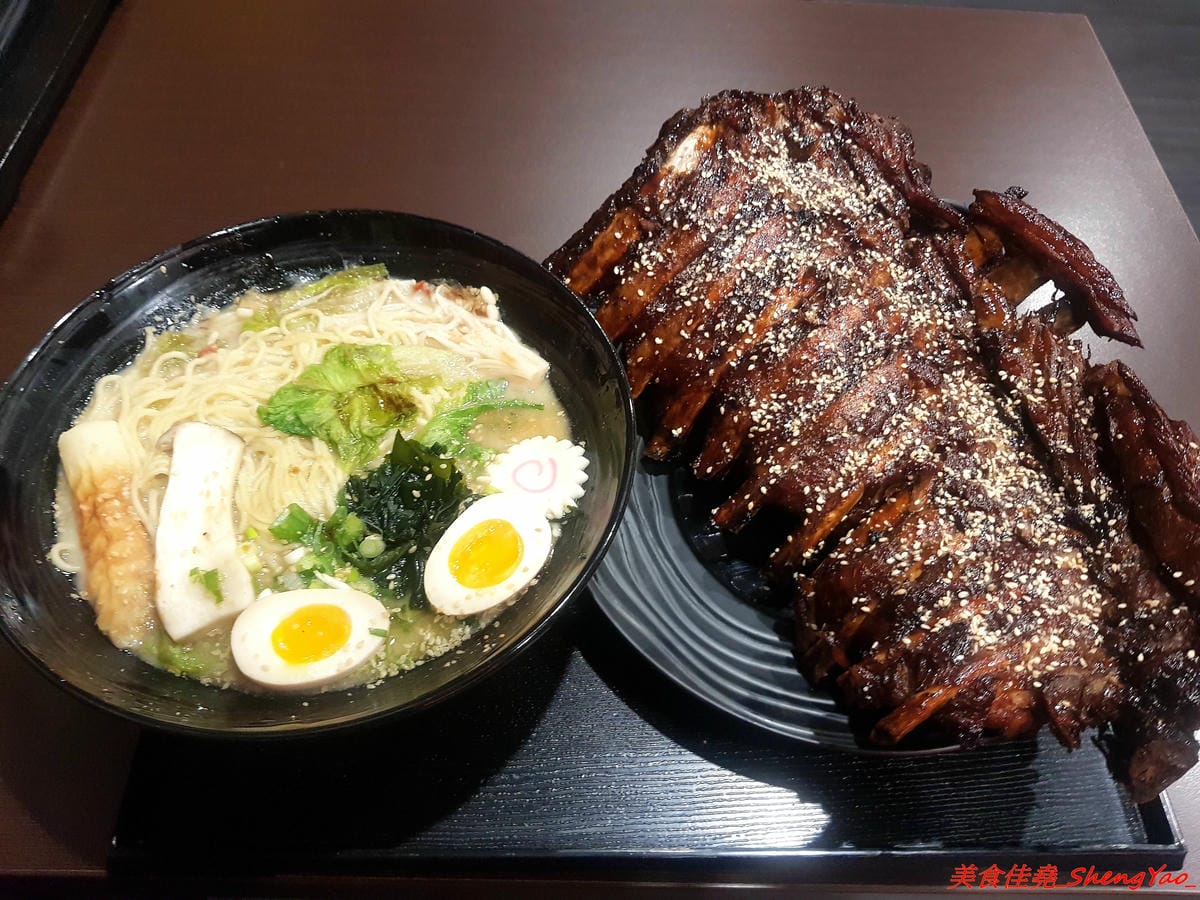 [台中沙鹿]ㄨ麻尹 台中沙鹿店 二訪 – 超嚇人的魔爪肋排系列登場 !! 巨無霸的SIZE,長度足足有手前臂那樣長,蜜汁風味調味還不錯,感覺還蠻適合下酒的。(店家邀約)