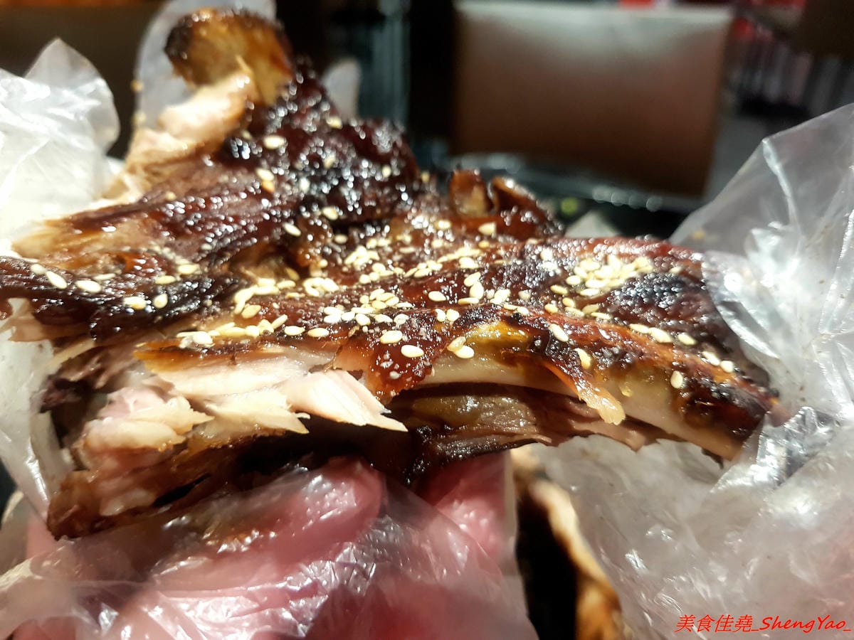 [台中沙鹿]ㄨ麻尹 台中沙鹿店 二訪 – 超嚇人的魔爪肋排系列登場 !! 巨無霸的SIZE,長度足足有手前臂那樣長,蜜汁風味調味還不錯,感覺還蠻適合下酒的。(店家邀約)