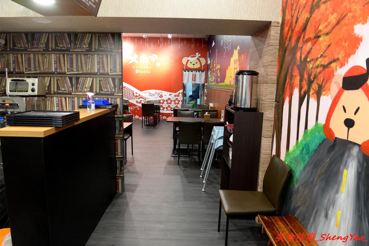[台中沙鹿]ㄨ麻尹 台中沙鹿店 二訪 – 超嚇人的魔爪肋排系列登場 !! 巨無霸的SIZE,長度足足有手前臂那樣長,蜜汁風味調味還不錯,感覺還蠻適合下酒的。(店家邀約)