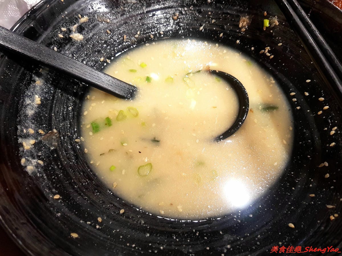 [台中沙鹿]ㄨ麻尹 台中沙鹿店 二訪 – 超嚇人的魔爪肋排系列登場 !! 巨無霸的SIZE,長度足足有手前臂那樣長,蜜汁風味調味還不錯,感覺還蠻適合下酒的。(店家邀約)