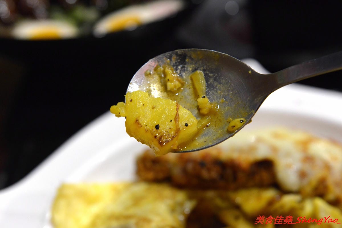 [台中沙鹿]ㄨ麻尹 台中沙鹿店 二訪 – 超嚇人的魔爪肋排系列登場 !! 巨無霸的SIZE,長度足足有手前臂那樣長,蜜汁風味調味還不錯,感覺還蠻適合下酒的。(店家邀約)