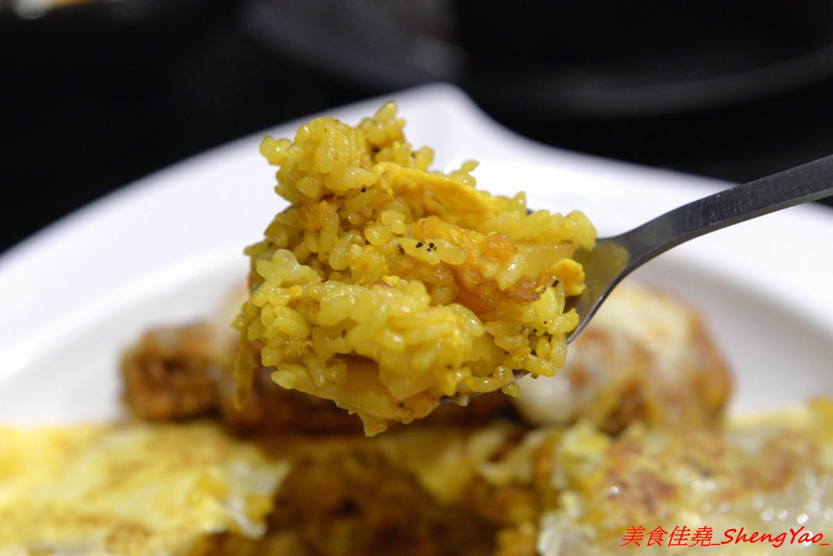[台中沙鹿]ㄨ麻尹 台中沙鹿店 二訪 – 超嚇人的魔爪肋排系列登場 !! 巨無霸的SIZE,長度足足有手前臂那樣長,蜜汁風味調味還不錯,感覺還蠻適合下酒的。(店家邀約)