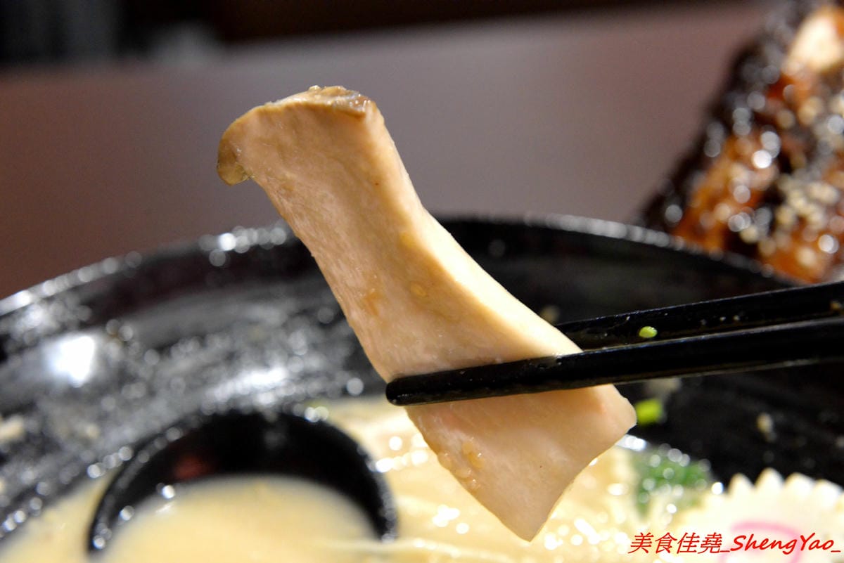 [台中沙鹿]ㄨ麻尹 台中沙鹿店 二訪 – 超嚇人的魔爪肋排系列登場 !! 巨無霸的SIZE,長度足足有手前臂那樣長,蜜汁風味調味還不錯,感覺還蠻適合下酒的。(店家邀約)