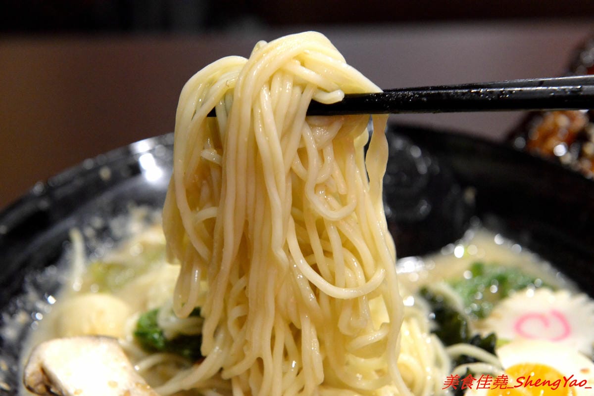 [台中沙鹿]ㄨ麻尹 台中沙鹿店 二訪 – 超嚇人的魔爪肋排系列登場 !! 巨無霸的SIZE,長度足足有手前臂那樣長,蜜汁風味調味還不錯,感覺還蠻適合下酒的。(店家邀約)