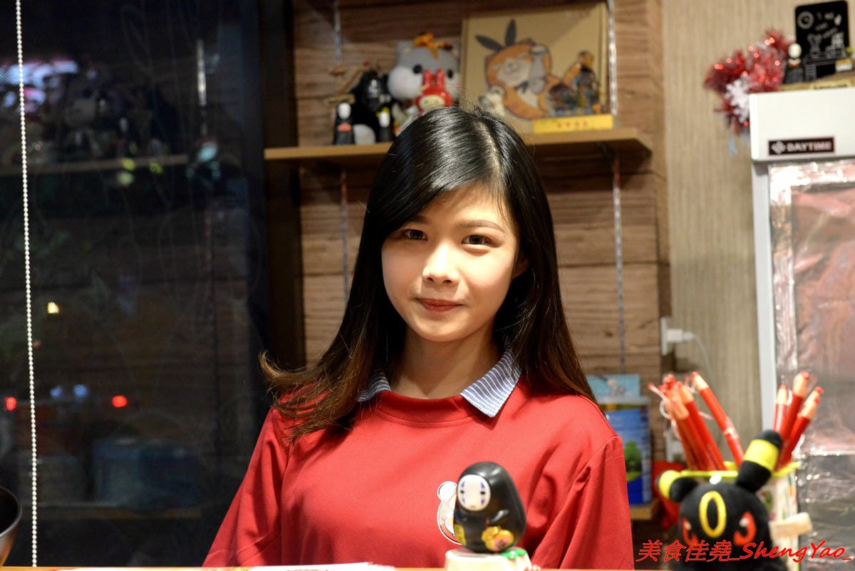 [台中沙鹿]ㄨ麻尹 台中沙鹿店 二訪 – 超嚇人的魔爪肋排系列登場 !! 巨無霸的SIZE,長度足足有手前臂那樣長,蜜汁風味調味還不錯,感覺還蠻適合下酒的。(店家邀約)