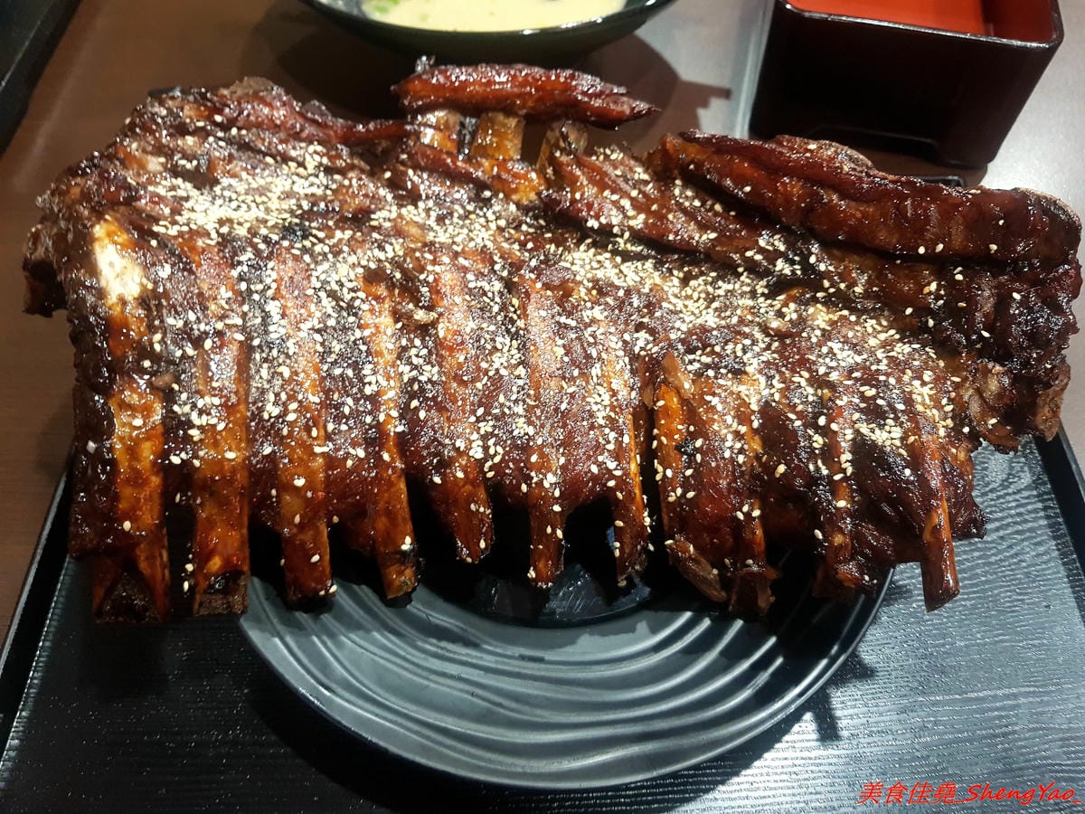 [台中沙鹿]ㄨ麻尹 台中沙鹿店 二訪 – 超嚇人的魔爪肋排系列登場 !! 巨無霸的SIZE,長度足足有手前臂那樣長,蜜汁風味調味還不錯,感覺還蠻適合下酒的。(店家邀約)
