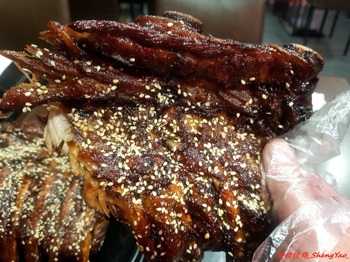[台中沙鹿]ㄨ麻尹 台中沙鹿店 二訪 – 超嚇人的魔爪肋排系列登場 !! 巨無霸的SIZE,長度足足有手前臂那樣長,蜜汁風味調味還不錯,感覺還蠻適合下酒的。(店家邀約)