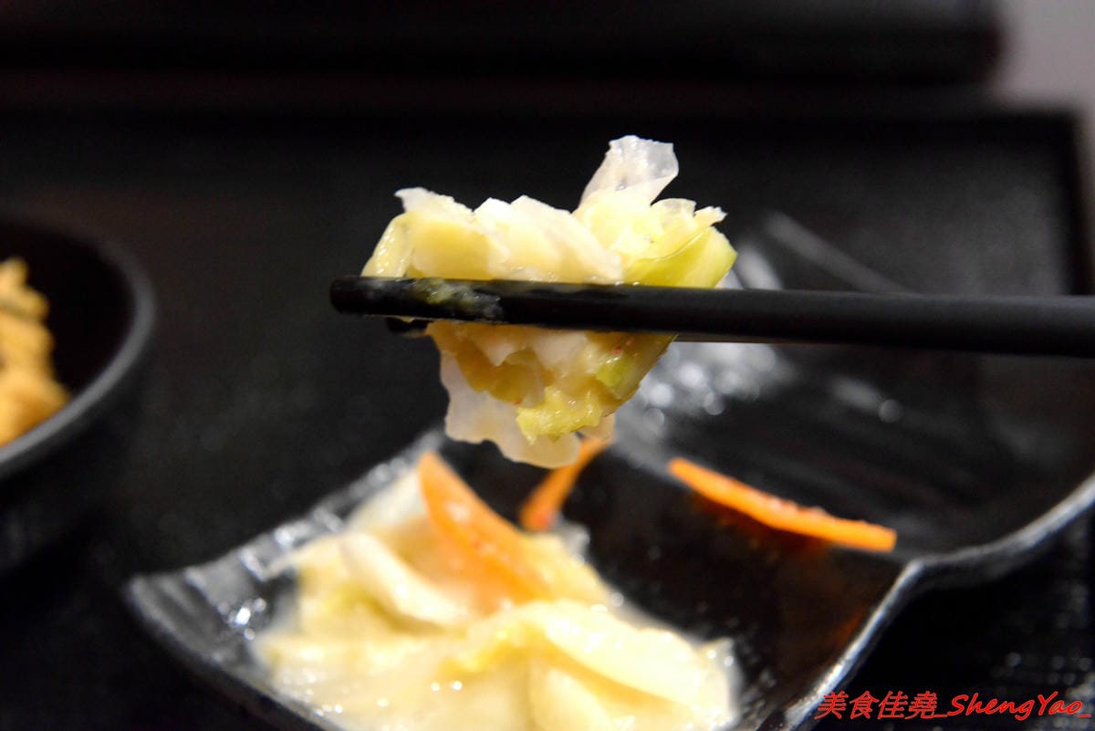 [台中沙鹿]ㄨ麻尹 台中沙鹿店 二訪 – 超嚇人的魔爪肋排系列登場 !! 巨無霸的SIZE,長度足足有手前臂那樣長,蜜汁風味調味還不錯,感覺還蠻適合下酒的。(店家邀約)