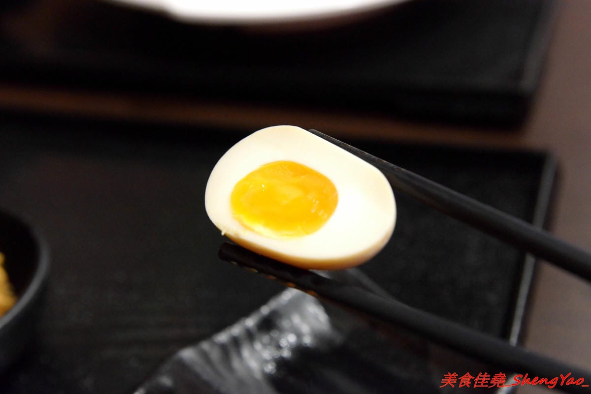 [台中沙鹿]ㄨ麻尹 台中沙鹿店 二訪 – 超嚇人的魔爪肋排系列登場 !! 巨無霸的SIZE,長度足足有手前臂那樣長,蜜汁風味調味還不錯,感覺還蠻適合下酒的。(店家邀約)