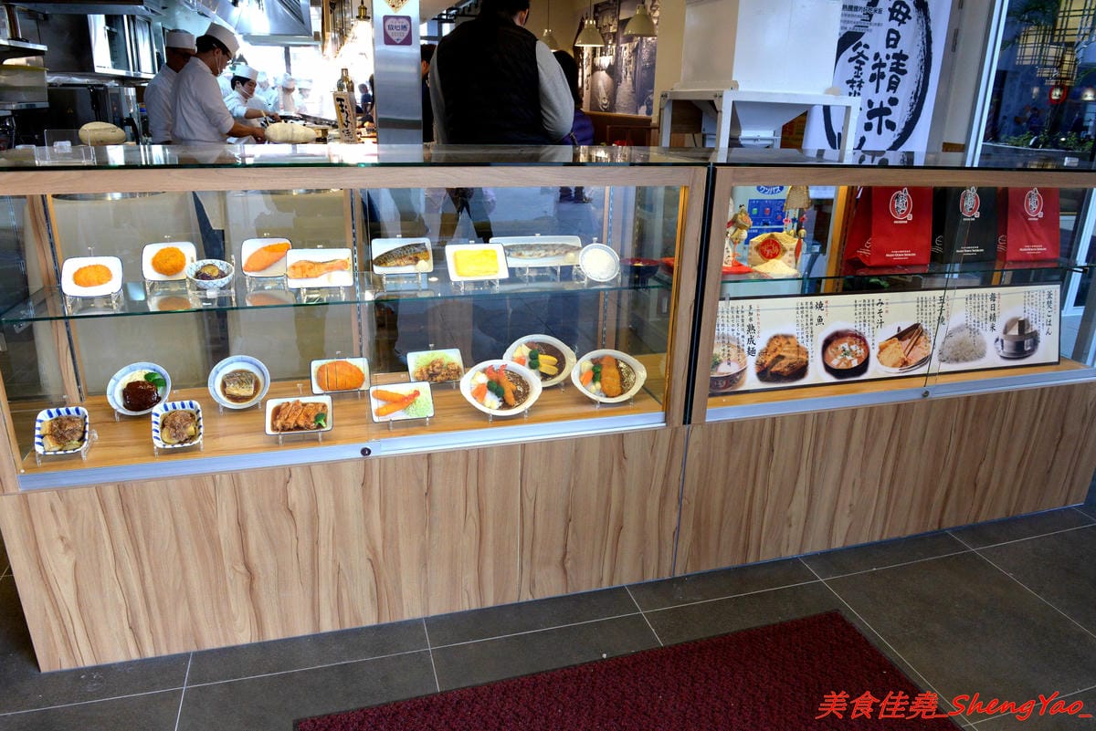 [基隆仁愛]基隆港食堂 – 東岸商場E SQUARE美食,來自日本的最大連鎖庶民食堂”まいどおおきに食堂”,主打熱騰騰現做的日式家庭料理菜色,口味見仁見智,吃完還可以逛一下商場。
