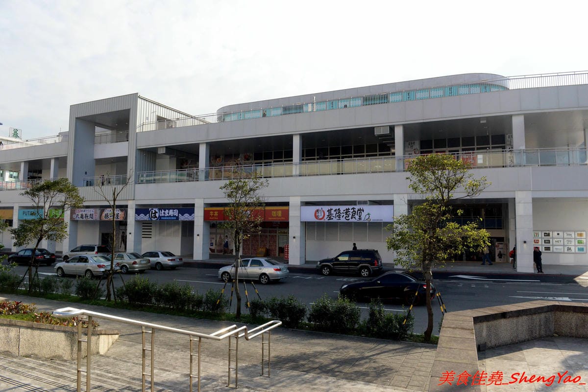[基隆仁愛]基隆港食堂 – 東岸商場E SQUARE美食,來自日本的最大連鎖庶民食堂”まいどおおきに食堂”,主打熱騰騰現做的日式家庭料理菜色,口味見仁見智,吃完還可以逛一下商場。