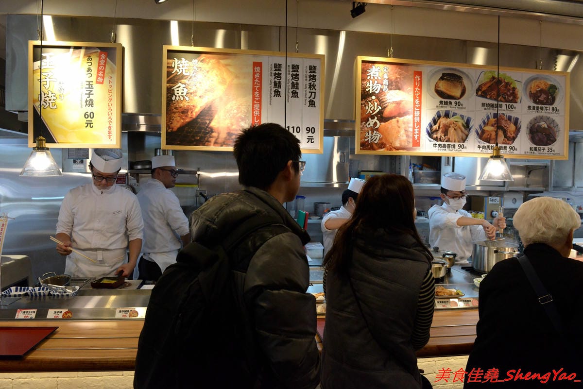 [基隆仁愛]基隆港食堂 – 東岸商場E SQUARE美食,來自日本的最大連鎖庶民食堂”まいどおおきに食堂”,主打熱騰騰現做的日式家庭料理菜色,口味見仁見智,吃完還可以逛一下商場。