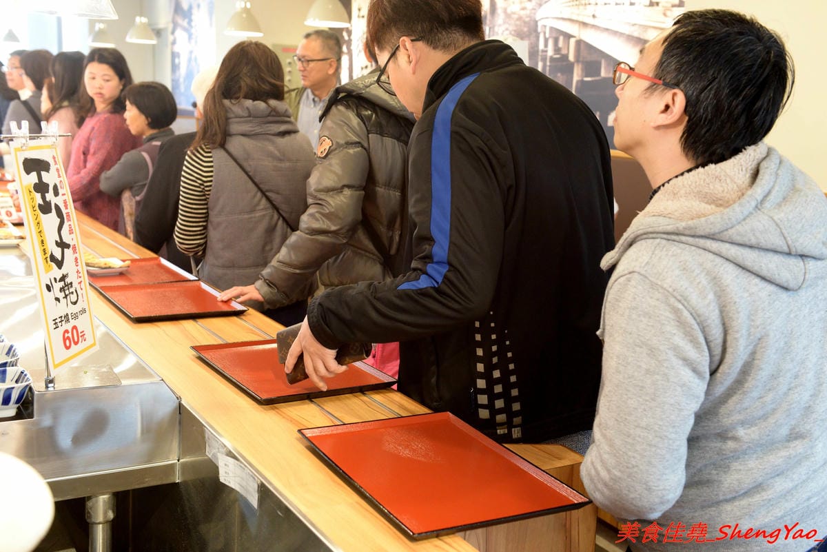 [基隆仁愛]基隆港食堂 – 東岸商場E SQUARE美食,來自日本的最大連鎖庶民食堂”まいどおおきに食堂”,主打熱騰騰現做的日式家庭料理菜色,口味見仁見智,吃完還可以逛一下商場。