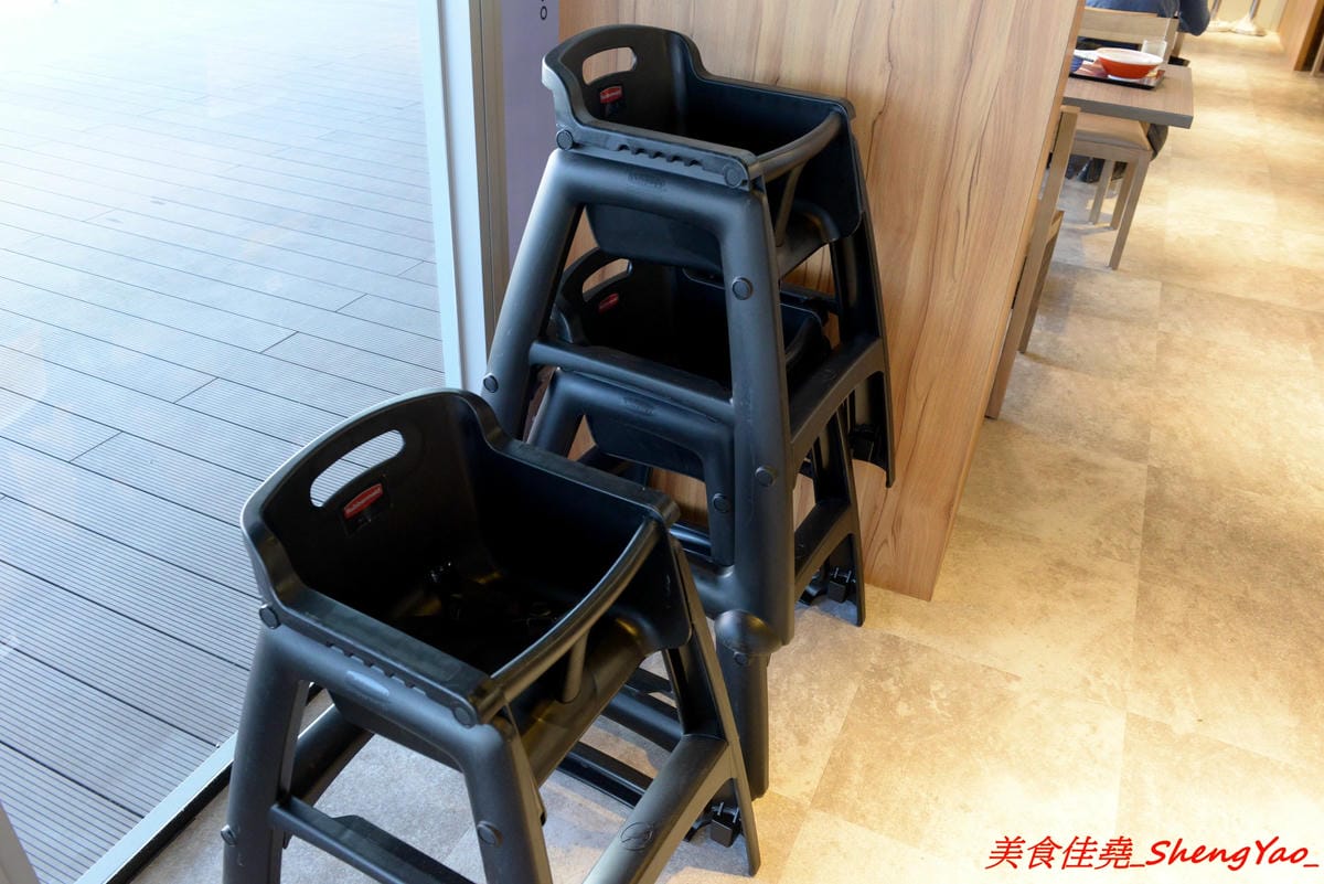 [基隆仁愛]基隆港食堂 – 東岸商場E SQUARE美食,來自日本的最大連鎖庶民食堂”まいどおおきに食堂”,主打熱騰騰現做的日式家庭料理菜色,口味見仁見智,吃完還可以逛一下商場。