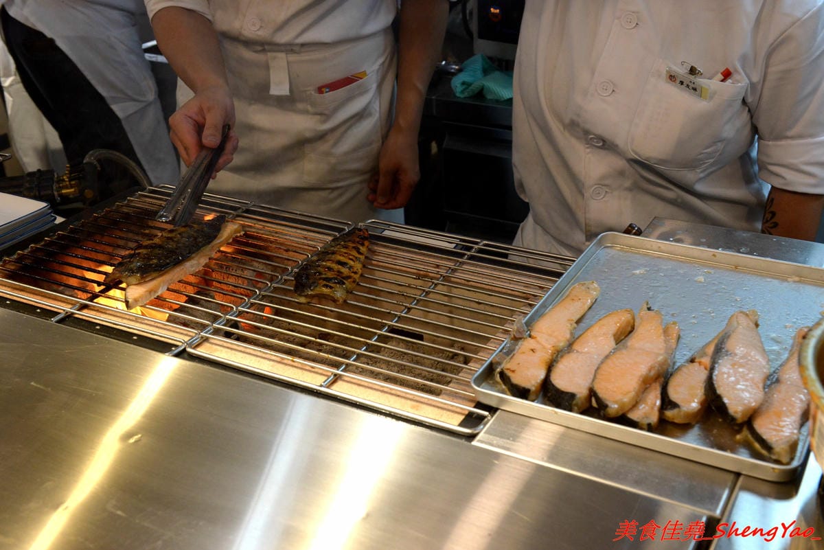 [基隆仁愛]基隆港食堂 – 東岸商場E SQUARE美食,來自日本的最大連鎖庶民食堂”まいどおおきに食堂”,主打熱騰騰現做的日式家庭料理菜色,口味見仁見智,吃完還可以逛一下商場。