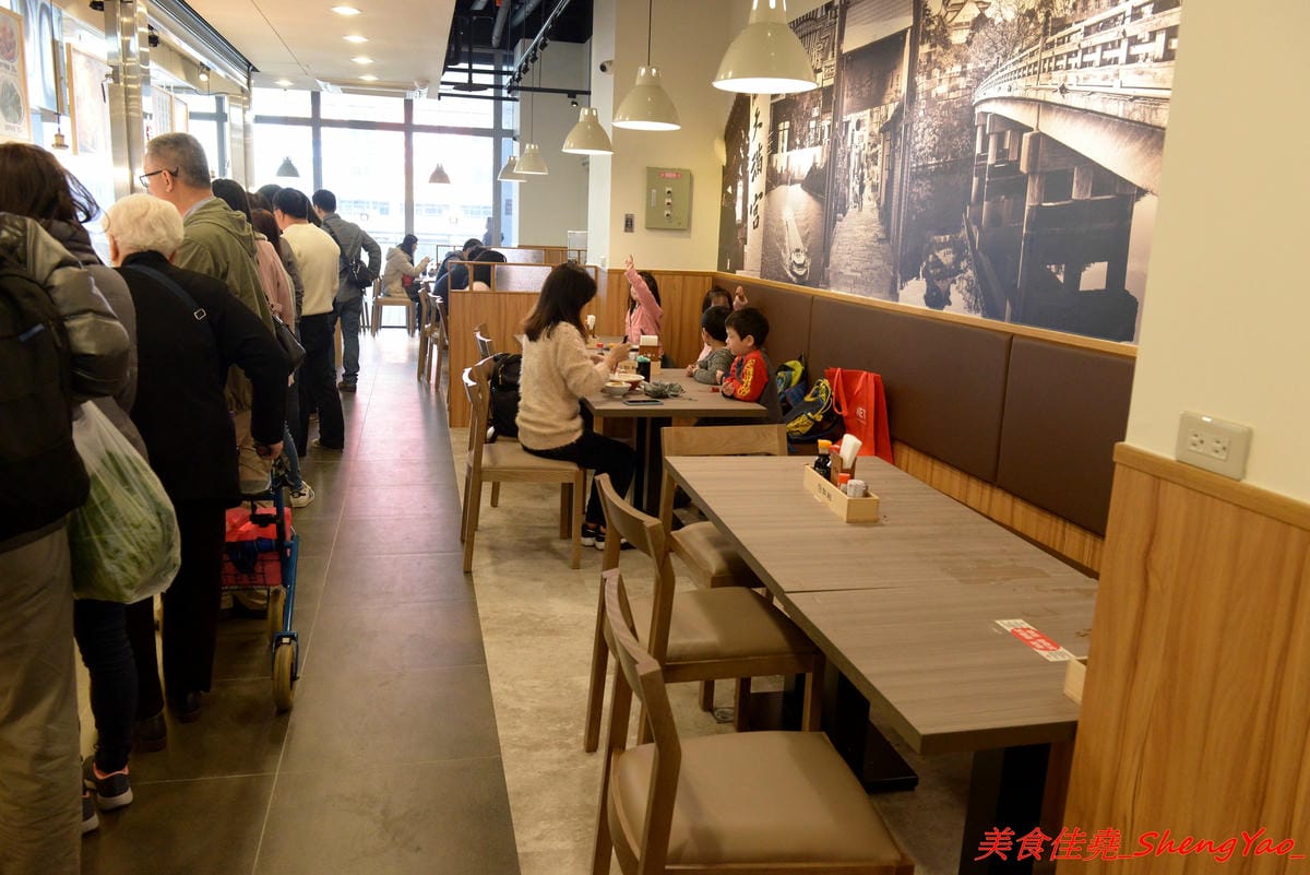 [基隆仁愛]基隆港食堂 – 東岸商場E SQUARE美食,來自日本的最大連鎖庶民食堂”まいどおおきに食堂”,主打熱騰騰現做的日式家庭料理菜色,口味見仁見智,吃完還可以逛一下商場。