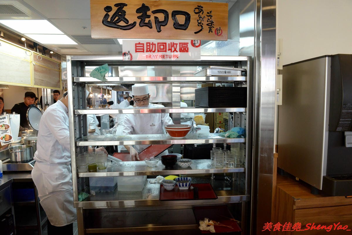[基隆仁愛]基隆港食堂 – 東岸商場E SQUARE美食,來自日本的最大連鎖庶民食堂”まいどおおきに食堂”,主打熱騰騰現做的日式家庭料理菜色,口味見仁見智,吃完還可以逛一下商場。