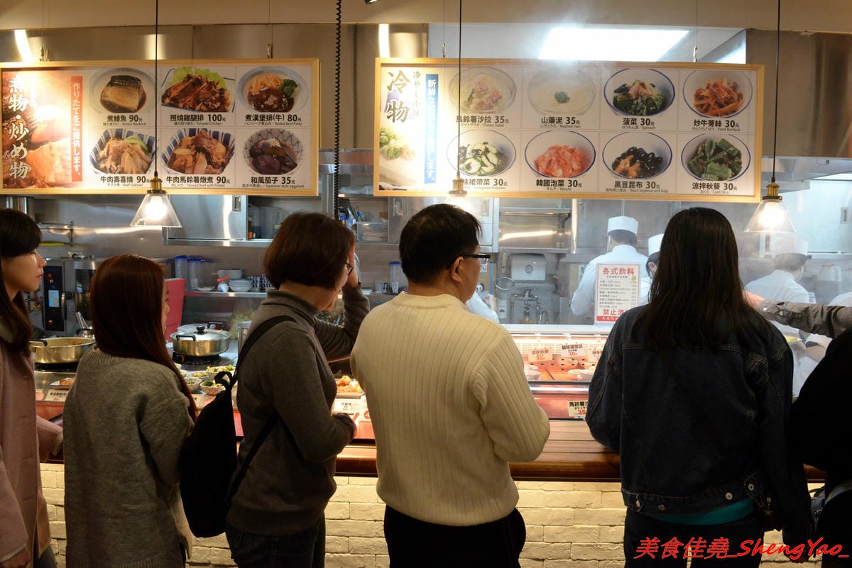 [基隆仁愛]基隆港食堂 – 東岸商場E SQUARE美食,來自日本的最大連鎖庶民食堂”まいどおおきに食堂”,主打熱騰騰現做的日式家庭料理菜色,口味見仁見智,吃完還可以逛一下商場。