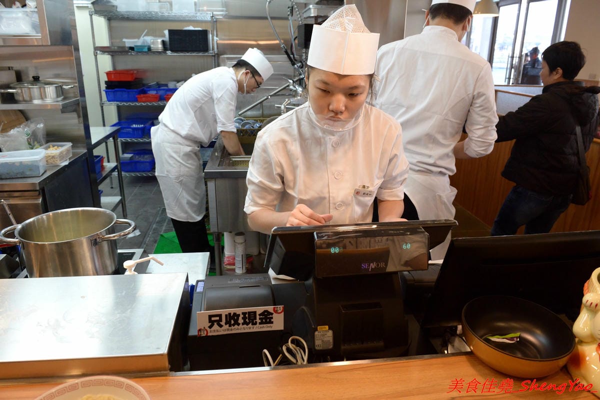 [基隆仁愛]基隆港食堂 – 東岸商場E SQUARE美食,來自日本的最大連鎖庶民食堂”まいどおおきに食堂”,主打熱騰騰現做的日式家庭料理菜色,口味見仁見智,吃完還可以逛一下商場。