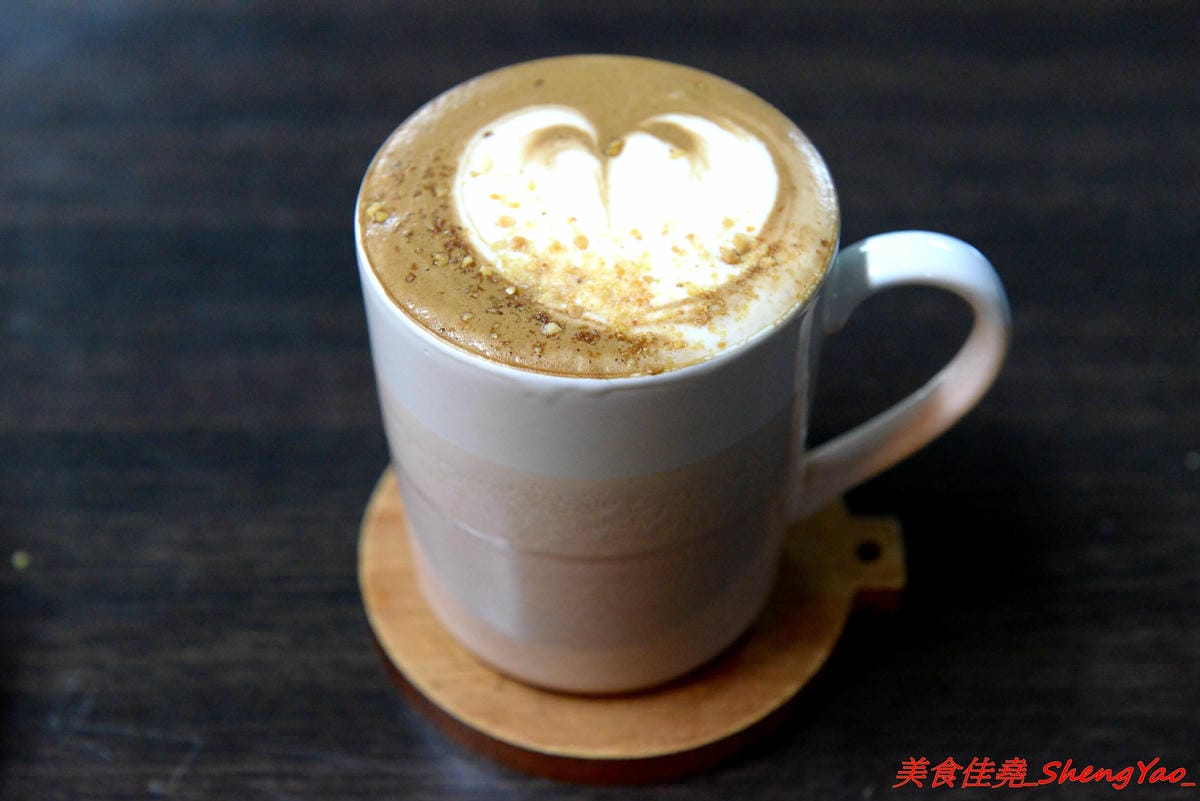 [基隆仁愛]多好咖啡店 Anygood Coffee – 隱藏在仁愛市場內的平價優質咖啡,外型亮眼的正妹店長有多年咖啡資歷,咖啡豆也是自家烘焙,義式和手沖都頗有水準,店家自家做的甜點也好吃。