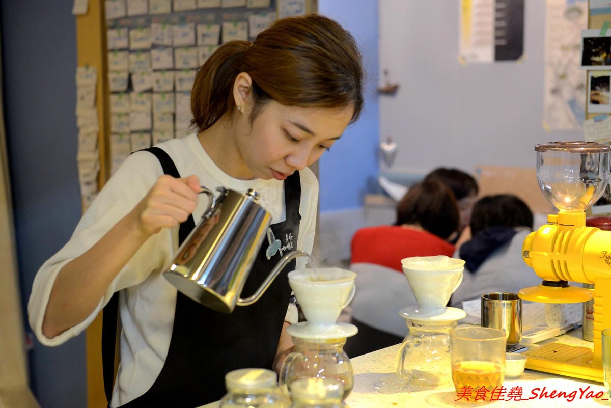 [基隆仁愛]多好咖啡店 Anygood Coffee – 隱藏在仁愛市場內的平價優質咖啡,外型亮眼的正妹店長有多年咖啡資歷,咖啡豆也是自家烘焙,義式和手沖都頗有水準,店家自家做的甜點也好吃。