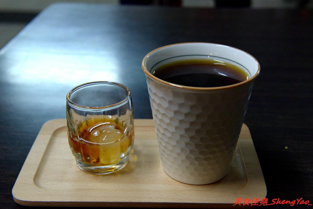 [基隆仁愛]多好咖啡店 Anygood Coffee – 隱藏在仁愛市場內的平價優質咖啡,外型亮眼的正妹店長有多年咖啡資歷,咖啡豆也是自家烘焙,義式和手沖都頗有水準,店家自家做的甜點也好吃。