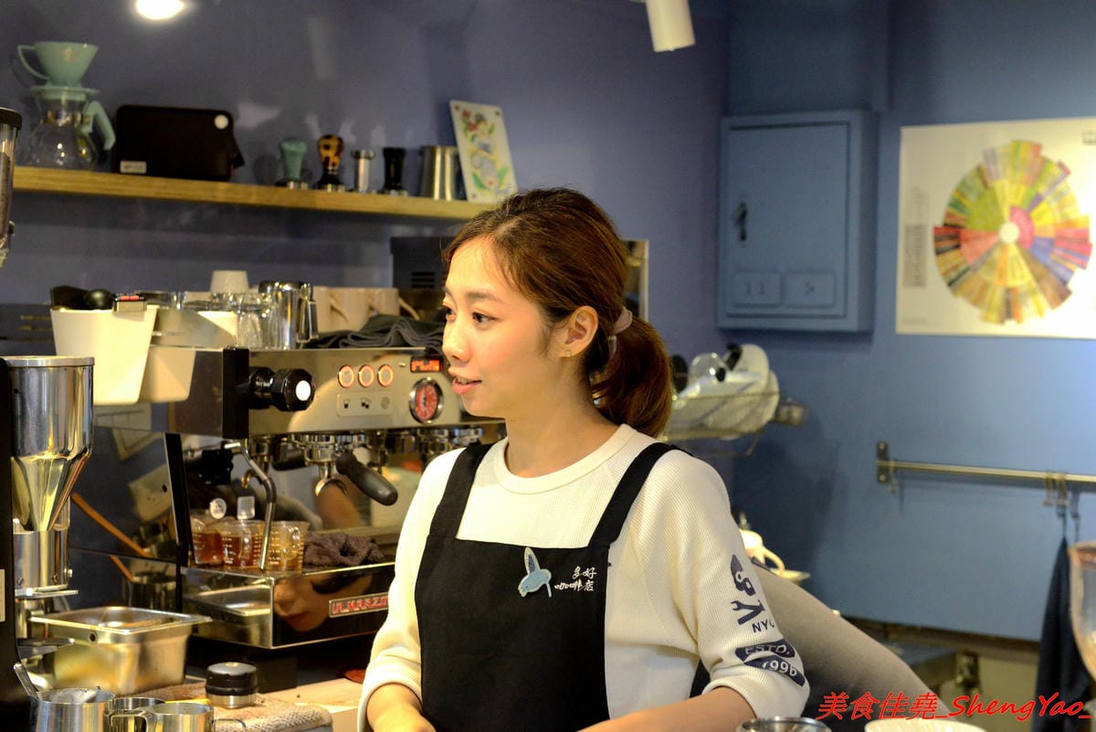 [基隆仁愛]多好咖啡店 Anygood Coffee – 隱藏在仁愛市場內的平價優質咖啡,外型亮眼的正妹店長有多年咖啡資歷,咖啡豆也是自家烘焙,義式和手沖都頗有水準,店家自家做的甜點也好吃。