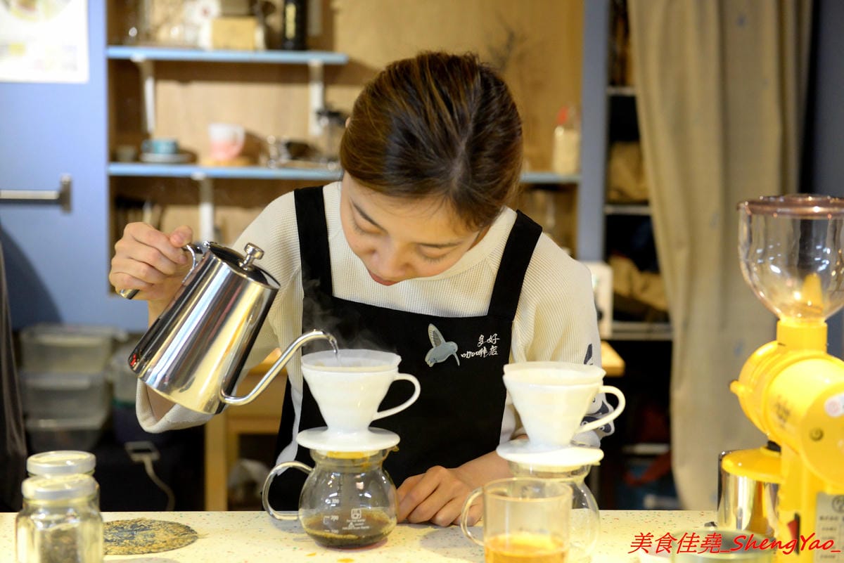 [基隆仁愛]多好咖啡店 Anygood Coffee – 隱藏在仁愛市場內的平價優質咖啡,外型亮眼的正妹店長有多年咖啡資歷,咖啡豆也是自家烘焙,義式和手沖都頗有水準,店家自家做的甜點也好吃。
