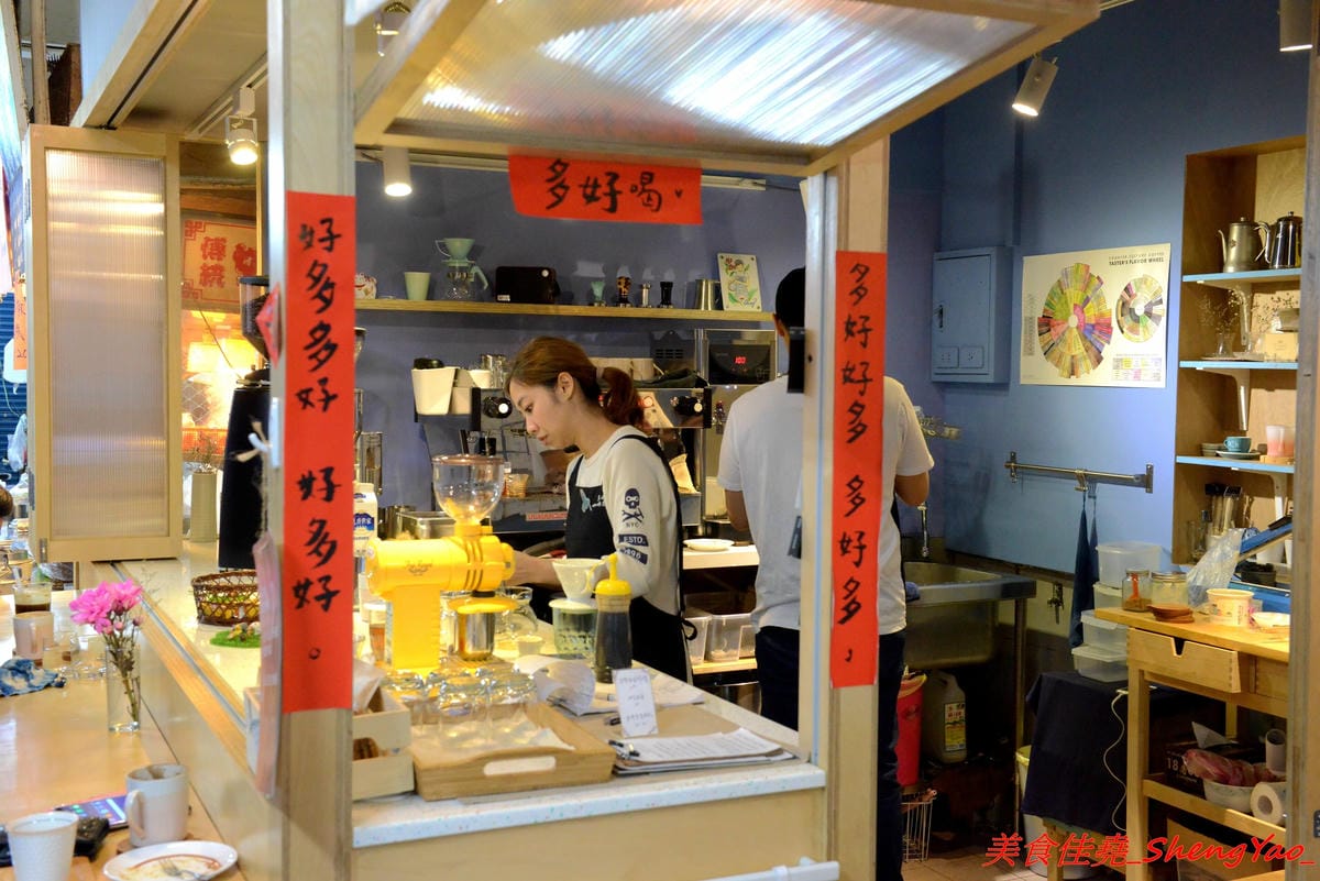 [基隆仁愛]多好咖啡店 Anygood Coffee – 隱藏在仁愛市場內的平價優質咖啡,外型亮眼的正妹店長有多年咖啡資歷,咖啡豆也是自家烘焙,義式和手沖都頗有水準,店家自家做的甜點也好吃。
