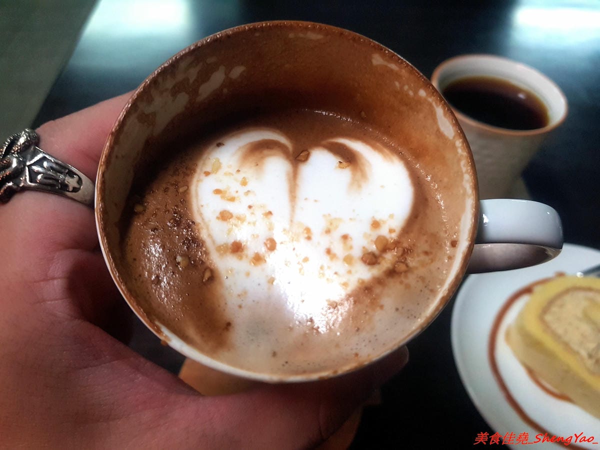 [基隆仁愛]多好咖啡店 Anygood Coffee – 隱藏在仁愛市場內的平價優質咖啡,外型亮眼的正妹店長有多年咖啡資歷,咖啡豆也是自家烘焙,義式和手沖都頗有水準,店家自家做的甜點也好吃。