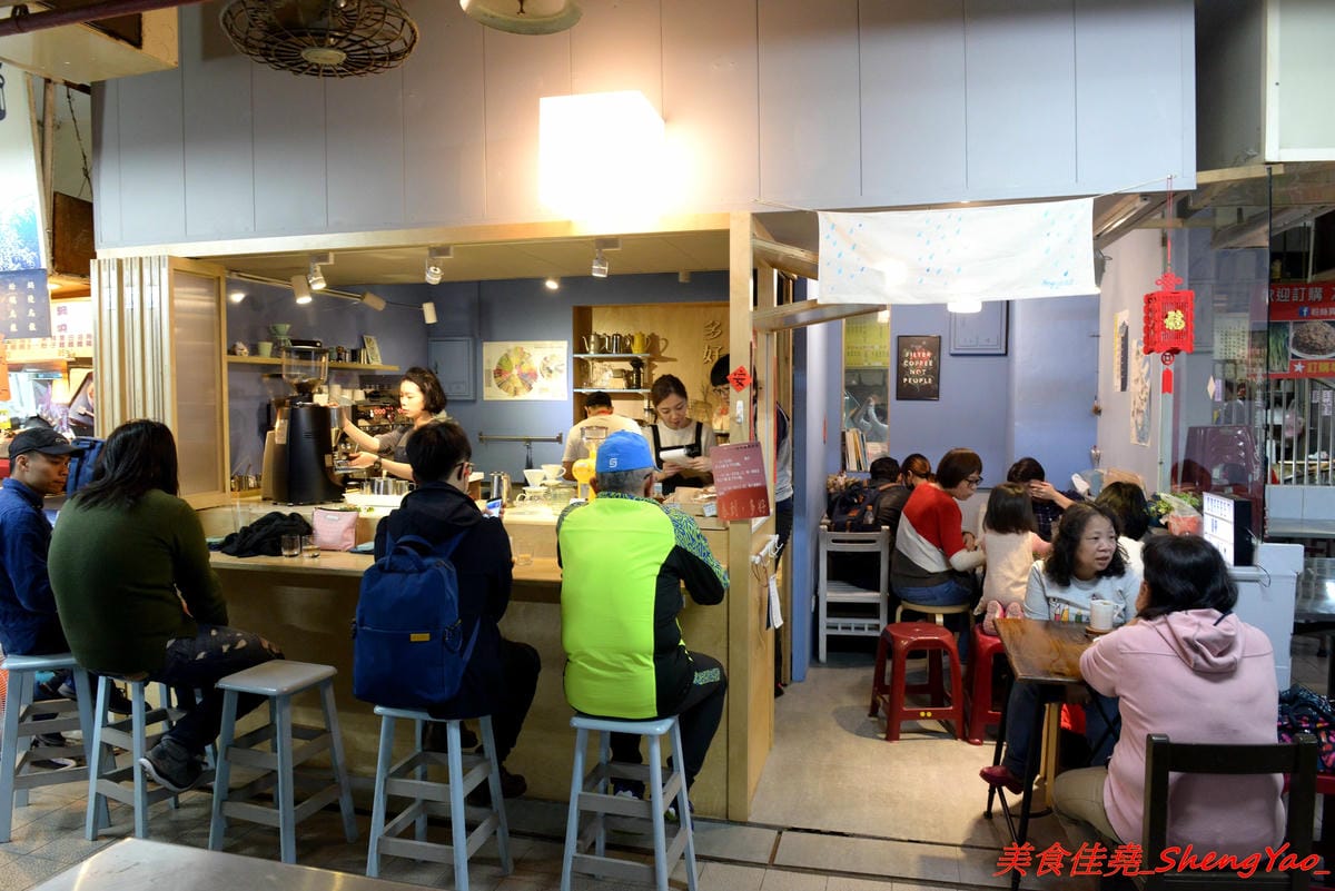 [基隆仁愛]多好咖啡店 Anygood Coffee – 隱藏在仁愛市場內的平價優質咖啡,外型亮眼的正妹店長有多年咖啡資歷,咖啡豆也是自家烘焙,義式和手沖都頗有水準,店家自家做的甜點也好吃。