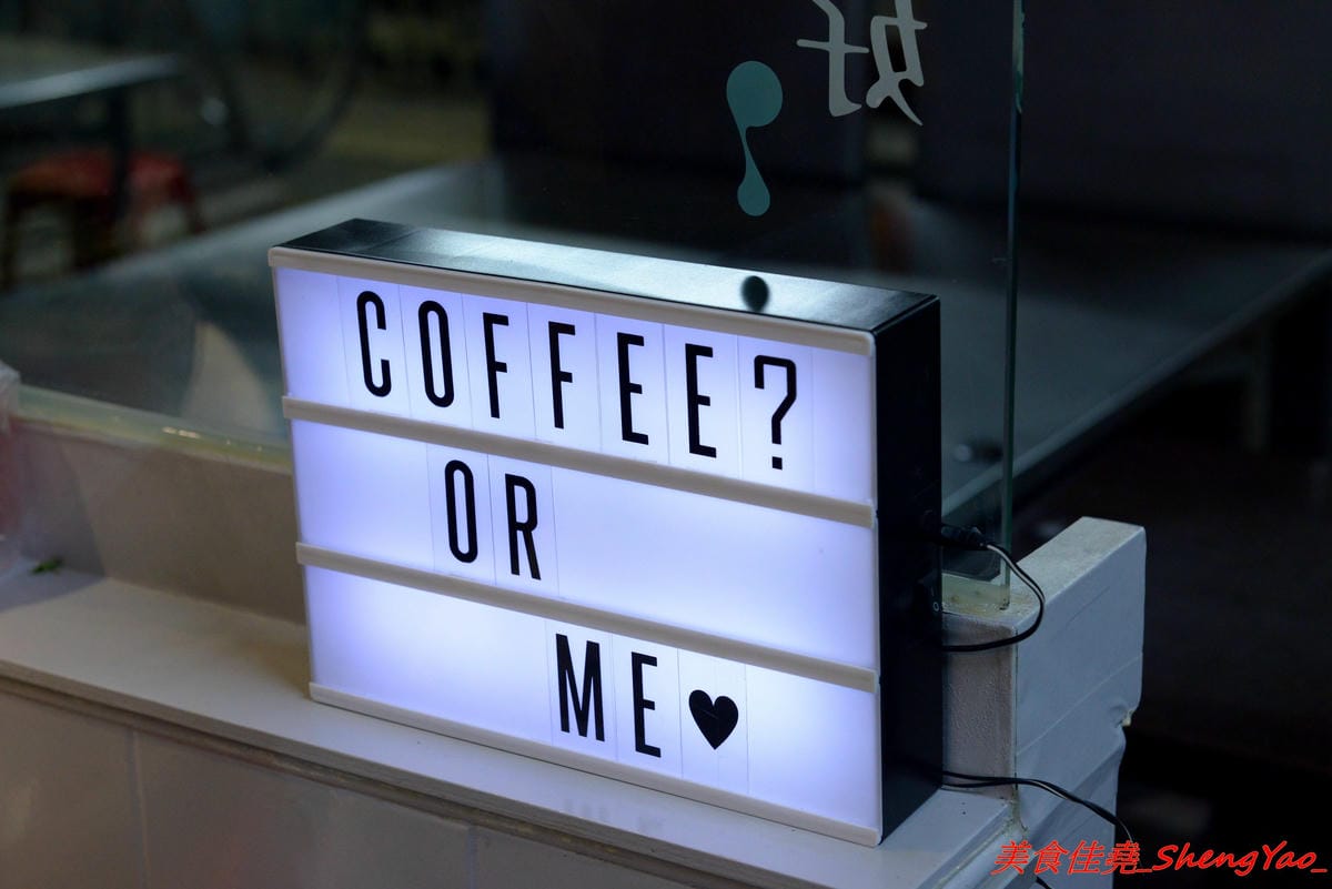 [基隆仁愛]多好咖啡店 Anygood Coffee – 隱藏在仁愛市場內的平價優質咖啡,外型亮眼的正妹店長有多年咖啡資歷,咖啡豆也是自家烘焙,義式和手沖都頗有水準,店家自家做的甜點也好吃。