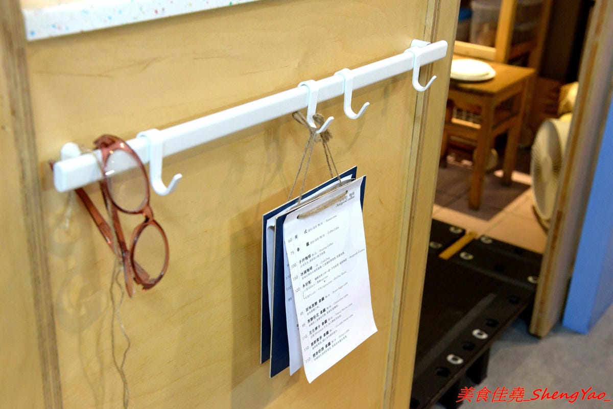 [基隆仁愛]多好咖啡店 Anygood Coffee – 隱藏在仁愛市場內的平價優質咖啡,外型亮眼的正妹店長有多年咖啡資歷,咖啡豆也是自家烘焙,義式和手沖都頗有水準,店家自家做的甜點也好吃。