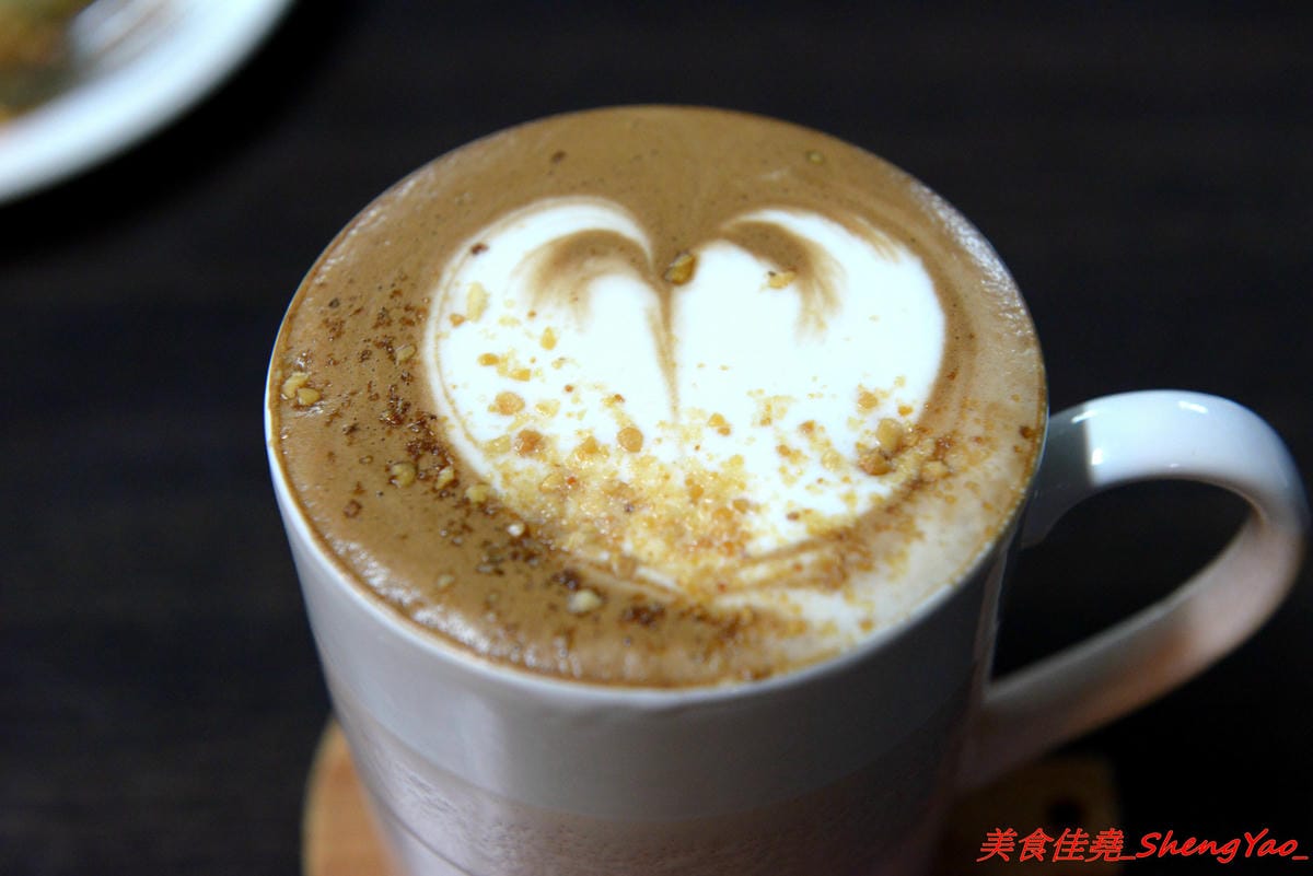 [基隆仁愛]多好咖啡店 Anygood Coffee – 隱藏在仁愛市場內的平價優質咖啡,外型亮眼的正妹店長有多年咖啡資歷,咖啡豆也是自家烘焙,義式和手沖都頗有水準,店家自家做的甜點也好吃。